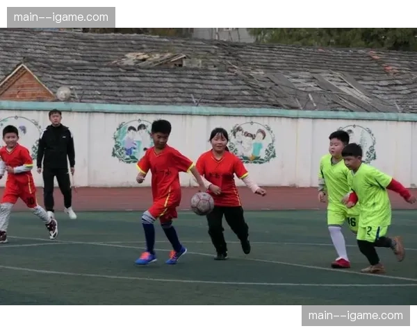 当地学校发起“为球队加油”活动，孩子们绘制海报支持保级队