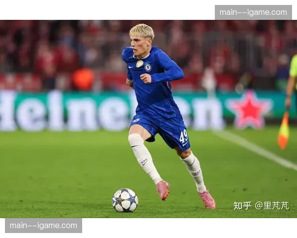 比赛瞬间：曼联边锋加纳乔突破后伤退，被搀扶离场